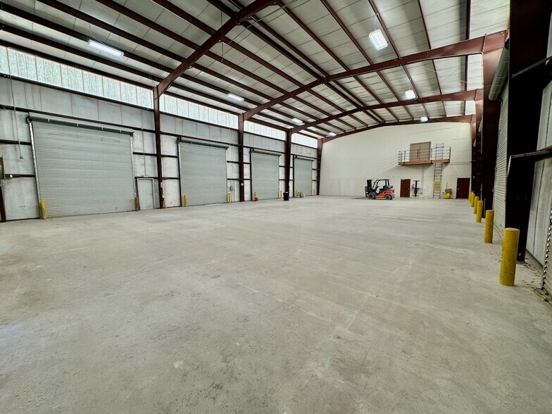 More Photos Of 4844 CR 430, Pleasanton Warehouse For Lease