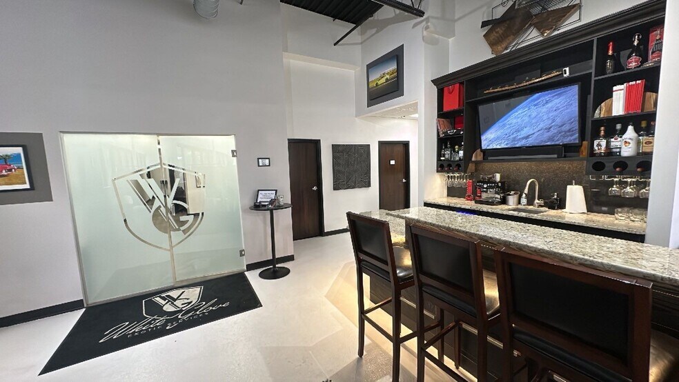 More Photos Of 10640-10650 Gateway Blvd, Creve Coeur Light Distribution For Lease