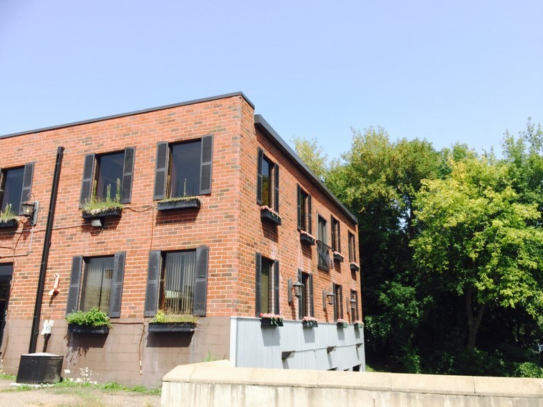 More Photos Of 2040 N Ferry St, Anoka Office For Sale