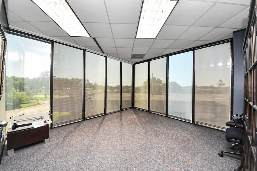 More Photos Of 6100 Corporate Dr, Houston Office For Sale