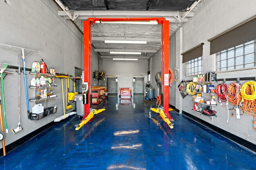 More Photos Of 1400 S Gribble St, Sherman Flex For Sale