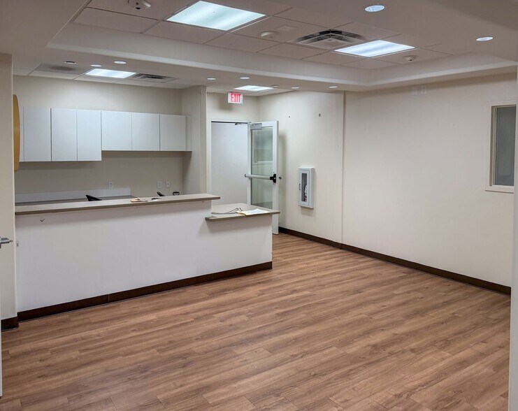 More Photos Of 16058 Manchester Rd, Ellisville General Retail For Lease