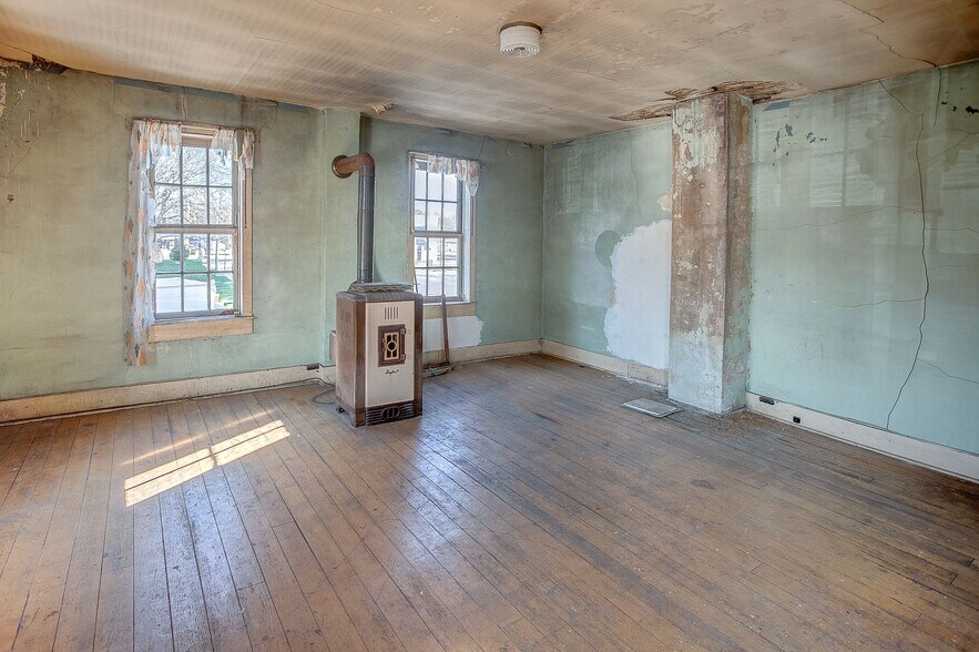 More Photos Of 14 1/2 Main St., Pinckneyville Storefront Retail Office For Sale