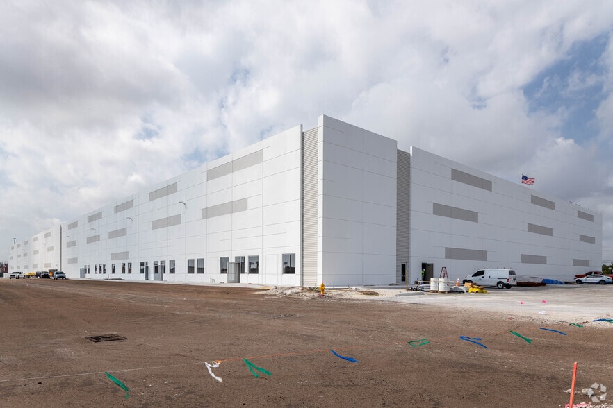 More Photos Of 3413 Mcintosh Rd, Hollywood Warehouse For Lease