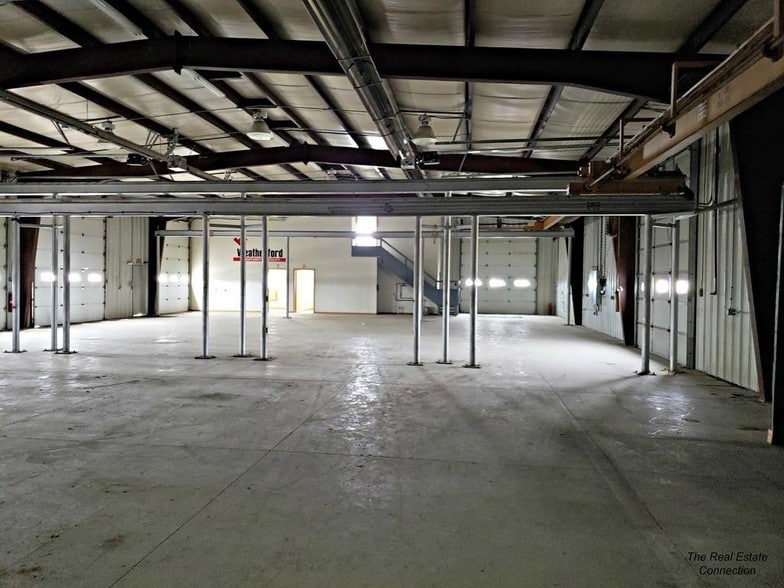 More Photos Of 415 Alan Rd, Powell Distribution For Lease