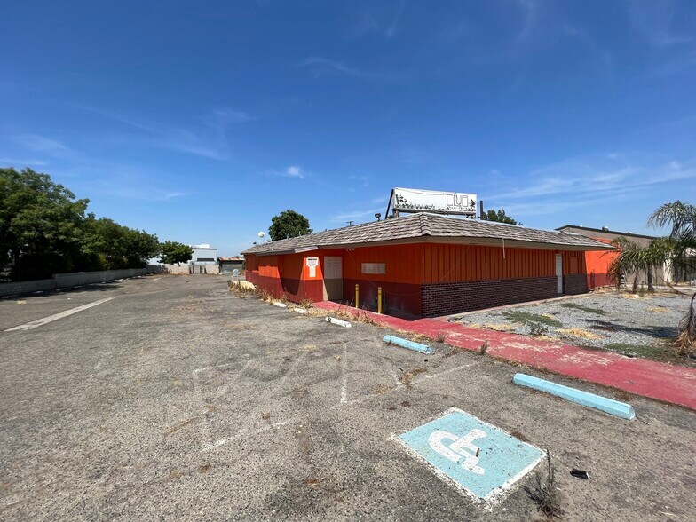 More Photos Of 2435 S K St, Tulare Bar For Sale