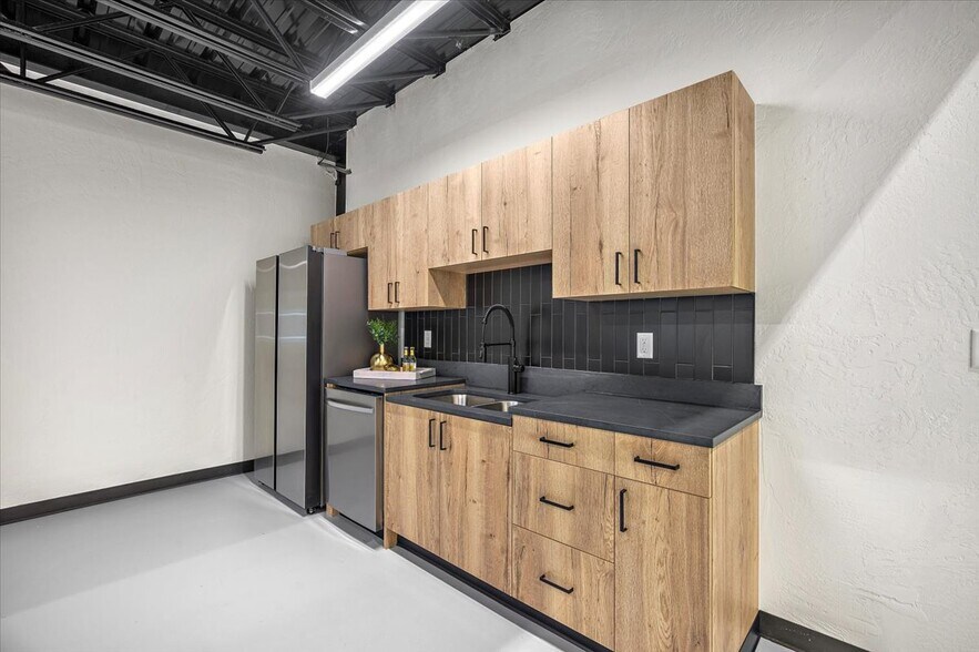 More Photos Of 1229 NW 122nd St, Oklahoma City Light Manufacturing For Sale