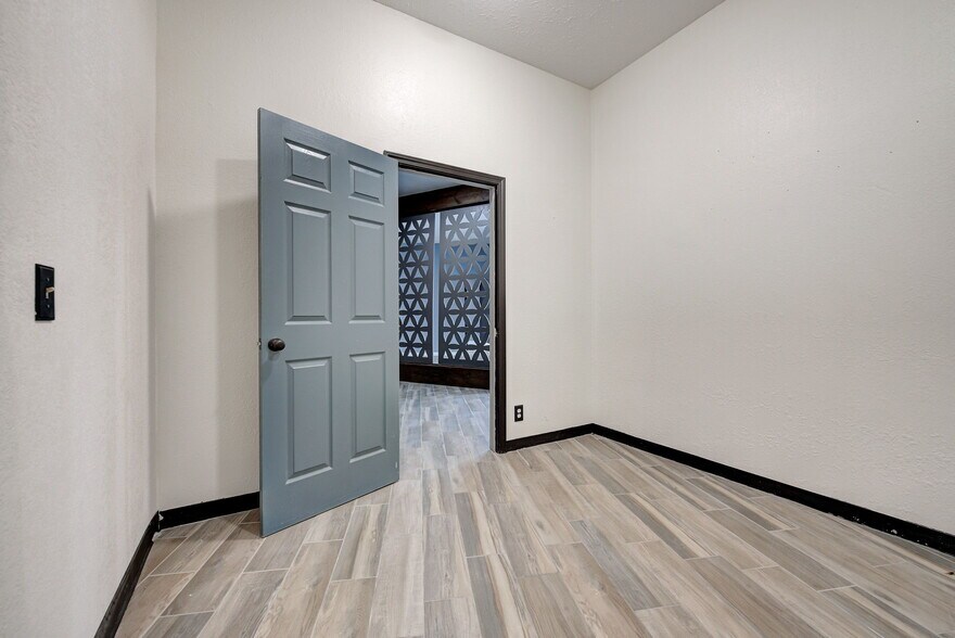 More Photos Of 7917 N May Ave, Oklahoma City Freestanding For Sale