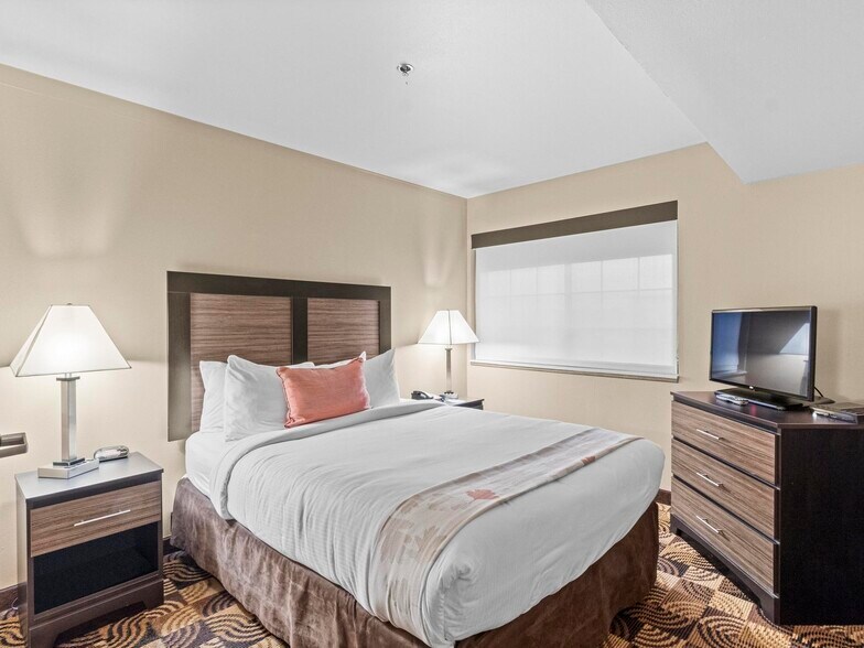 More Photos Of 1001 W College, Oak Creek Hotel For Sale