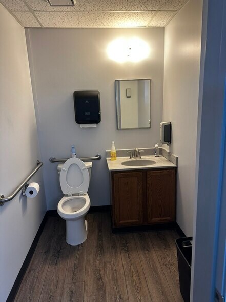 More Photos Of 2225 W Franklin St, Evansville Storefront For Sale