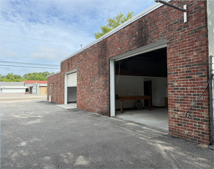 More Photos Of 1027 S Kerr Ave, Wilmington Showroom For Lease
