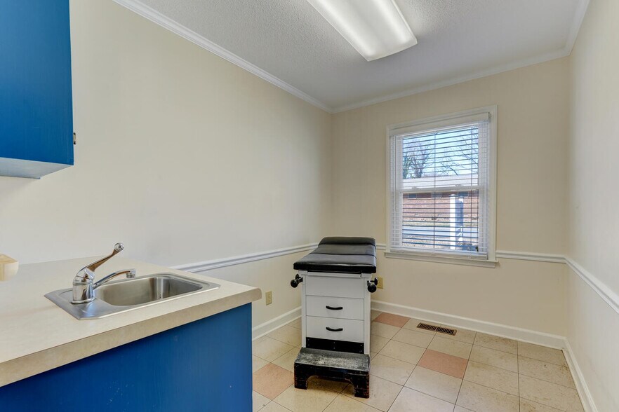 More Photos Of 601 W Harrison St, Reidsville Medical For Sale