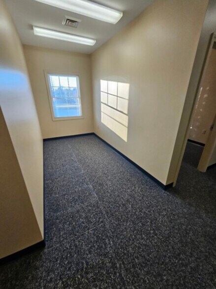More Photos Of 412 High St, Ellsworth Office For Lease