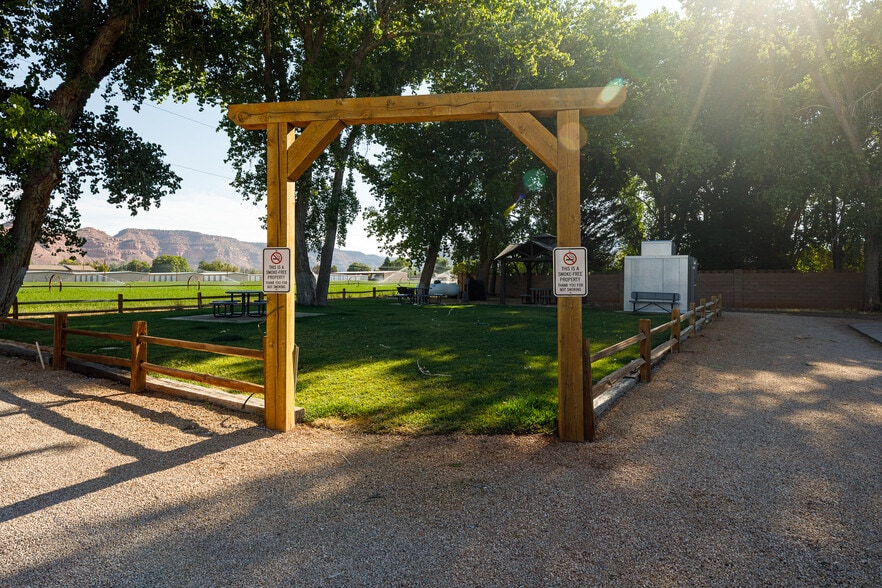 More Photos Of 1055 S Highway 89a, Kanab Service Station For Sale