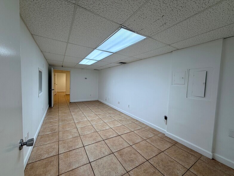 More Photos Of 401-425 NW 10th Ter, Hallandale Beach Light Manufacturing For Lease