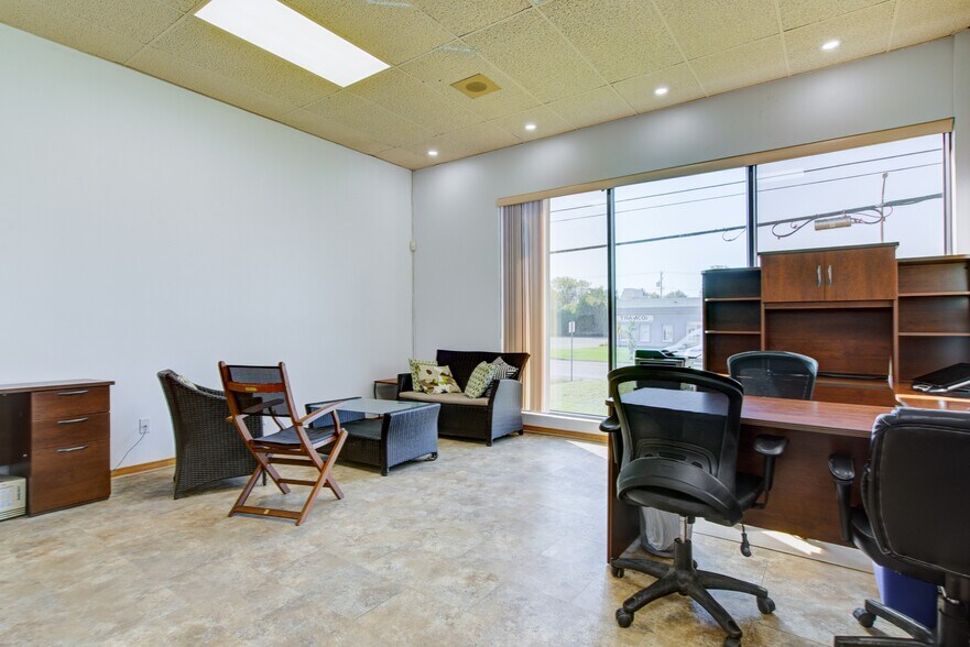 More Photos Of 10 Rue Industrielle, Delson Warehouse For Sale