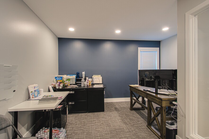 More Photos Of 1600 SW Market St, Lee's Summit Office For Sale