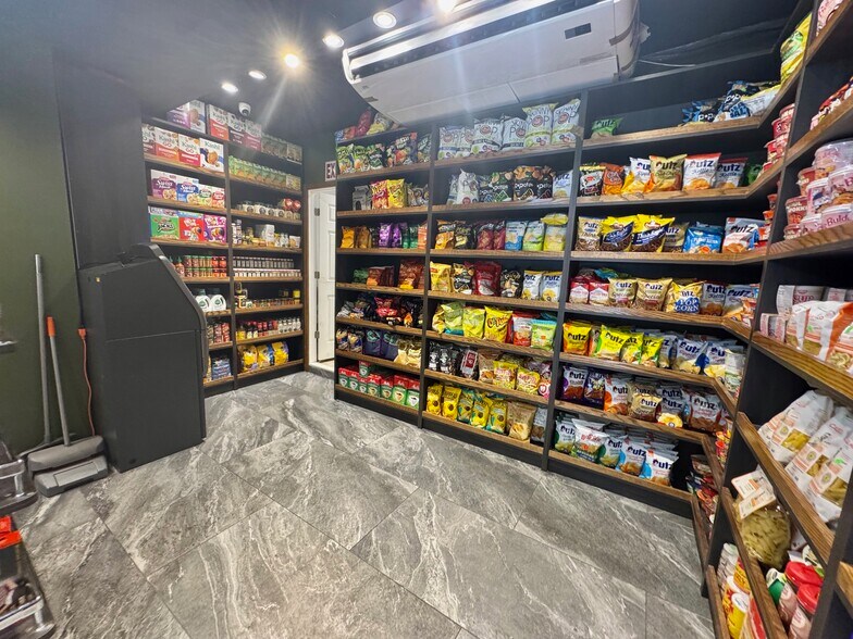 More Photos Of 322 Union Ave, Brooklyn General Retail For Sale