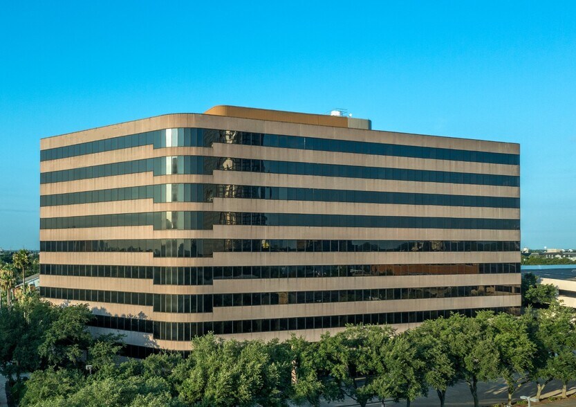 More Photos Of 2000 Bering Dr, Houston Office For Lease