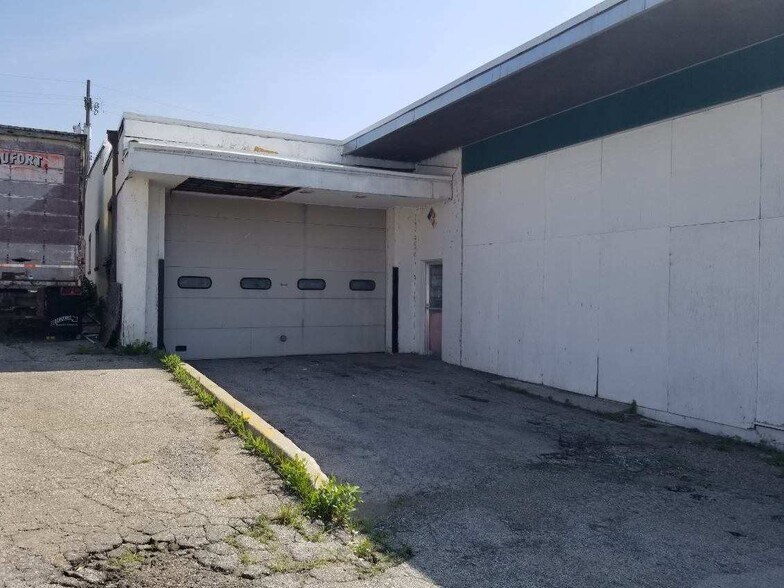 More Photos Of 1015 State Ave, Kansas City Showroom For Lease