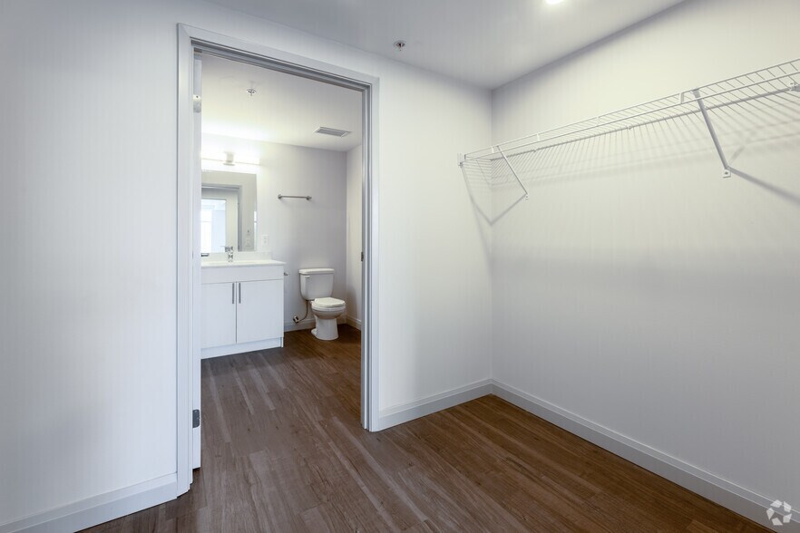 More Photos Of 16 Queen St W, Cambridge Apartments For Lease