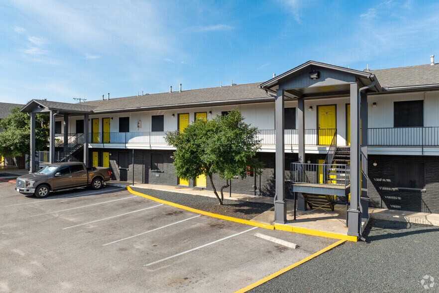 Primary Photo Of 200 Primrose Cir, New Braunfels Apartments For Sale