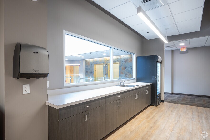 More Photos Of 271 Waverley Oaks Rd, Waltham Office For Lease