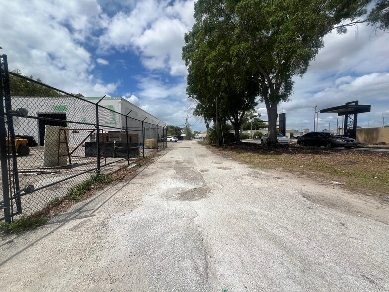 More Photos Of 7704 W Hillsborough Ave, Tampa Warehouse For Lease