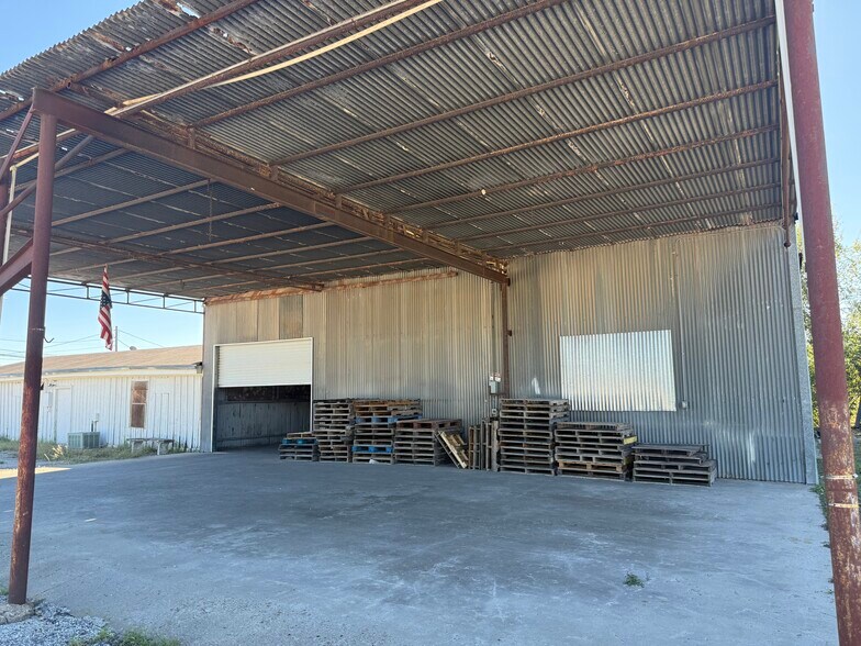 More Photos Of 1500 W Corpus Christi St, Beeville Freestanding For Sale