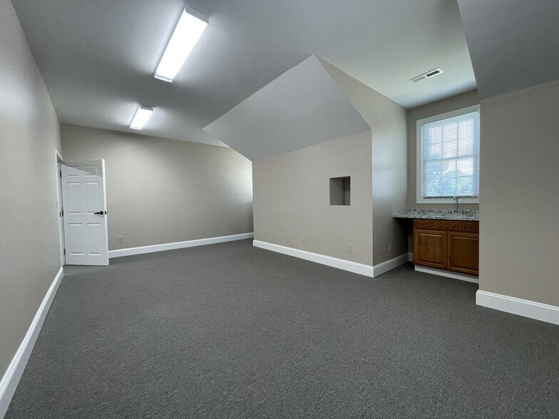 More Photos Of 1369 W Andrew Johnson Hwy, Morristown Medical For Lease