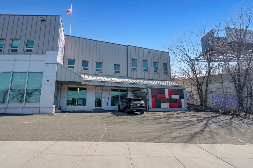 More Photos Of 3114 Tonnelle Ave, North Bergen Showroom For Lease