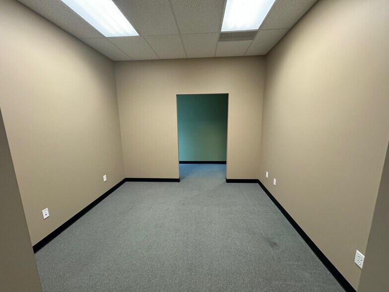 More Photos Of 15415 Pinehurst Dr, Basehor Office For Sale