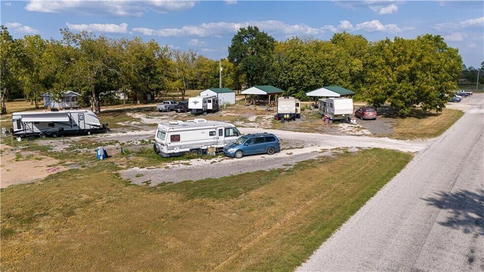 More Photos Of 74 2nd St, Moran Trailer Camper Park For Sale