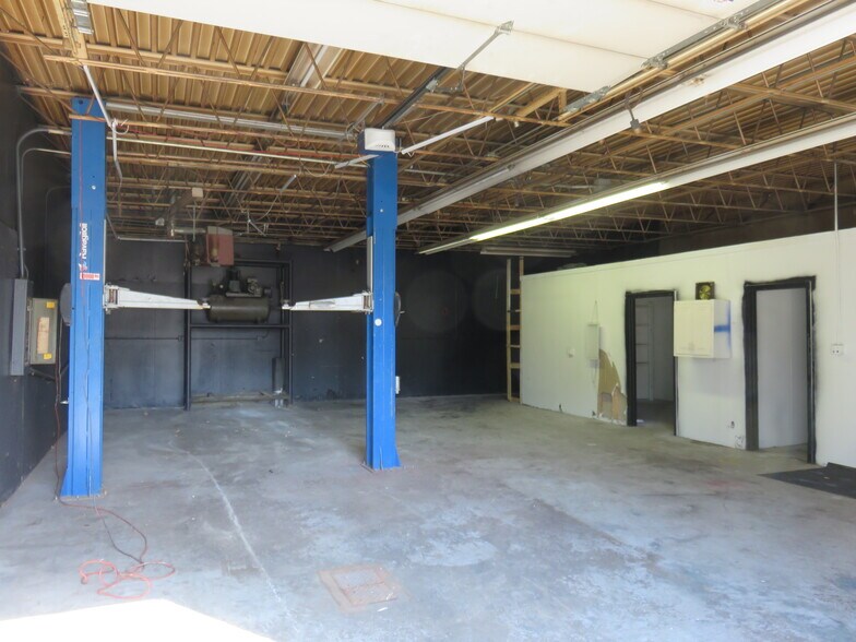 More Photos Of 26545 Drew Ave, Elko New Market Auto Repair For Lease