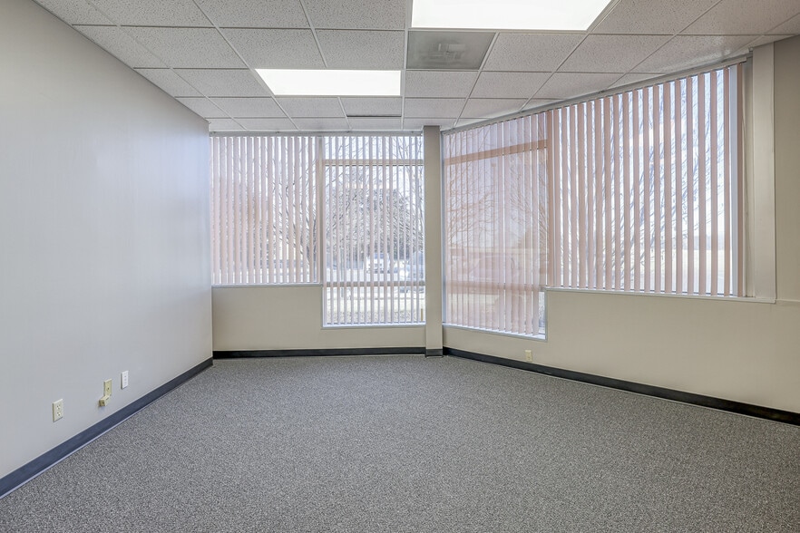 More Photos Of 10502 NW Ambassador Dr, Kansas City Office For Lease