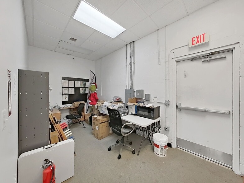 More Photos Of 18421-18423 US Highway 19 N, Clearwater Storefront For Lease