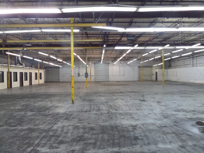 More Photos Of 2602 W Holly St, Phoenix Warehouse For Lease