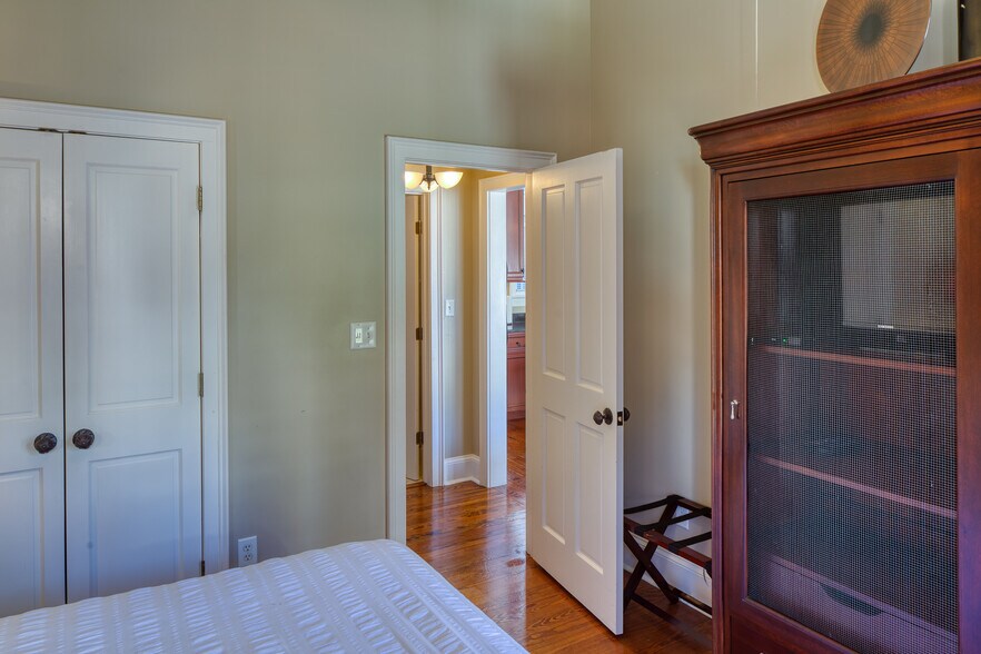 More Photos Of 14 E Taylor St, Savannah Specialty For Sale