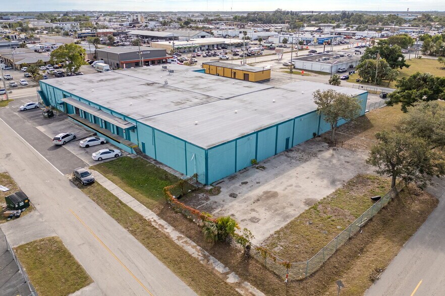 More Photos Of 2546-2578 Fowler St, Fort Myers Warehouse For Lease