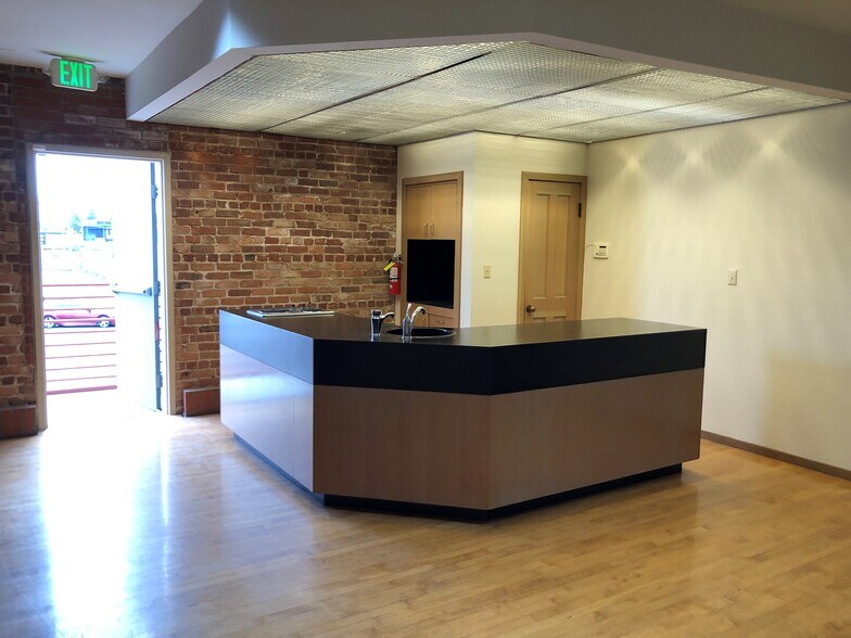 More Photos Of 2107 Livingston St, Oakland Warehouse For Lease