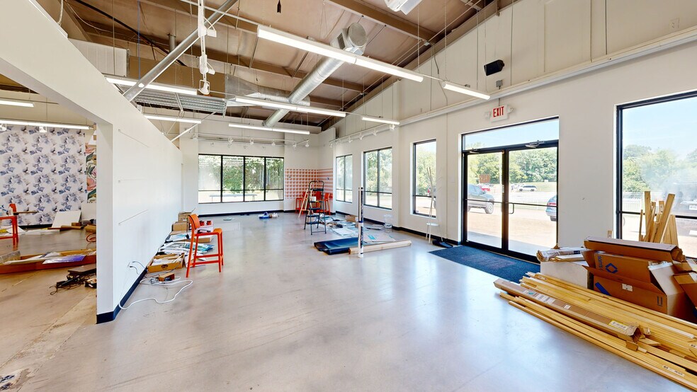 More Photos Of 2028 N Shiloh Dr, Fayetteville Showroom For Lease