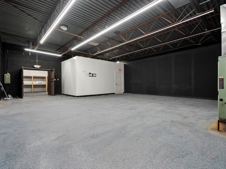 More Photos Of 23409 Dequindre Rd, Hazel Park Manufacturing For Lease