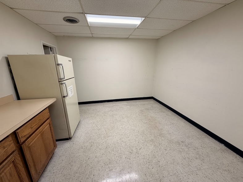 More Photos Of 6655 Amberton Dr, Elkridge Warehouse For Lease