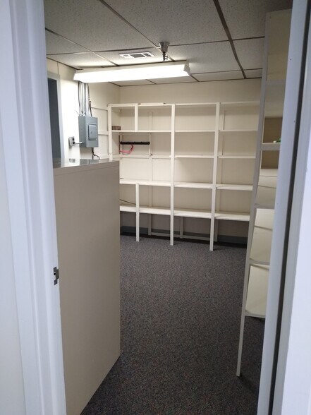 More Photos Of 2833 Lincoln St, Highland Office For Lease
