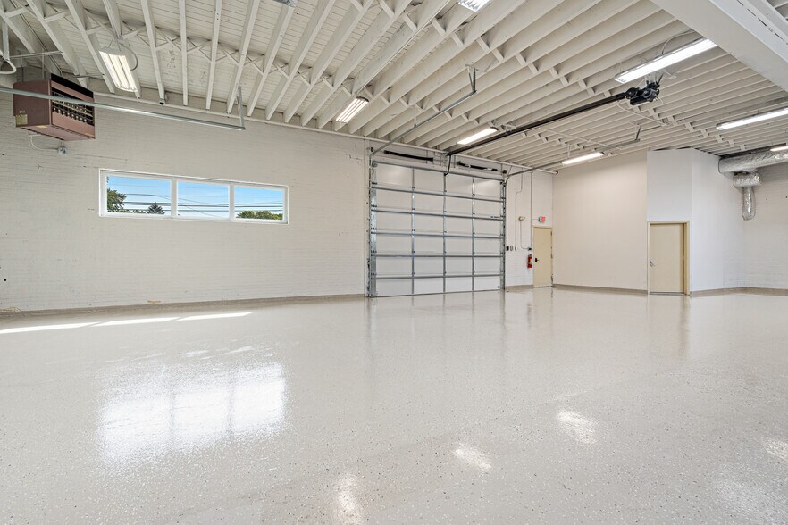 More Photos Of 1628-1630 Rand Rd, Des Plaines Showroom For Sale