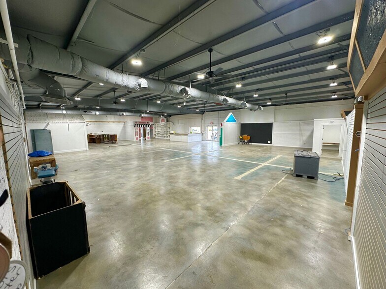 More Photos Of 1608 Madison St, Shelbyville General Retail For Sale
