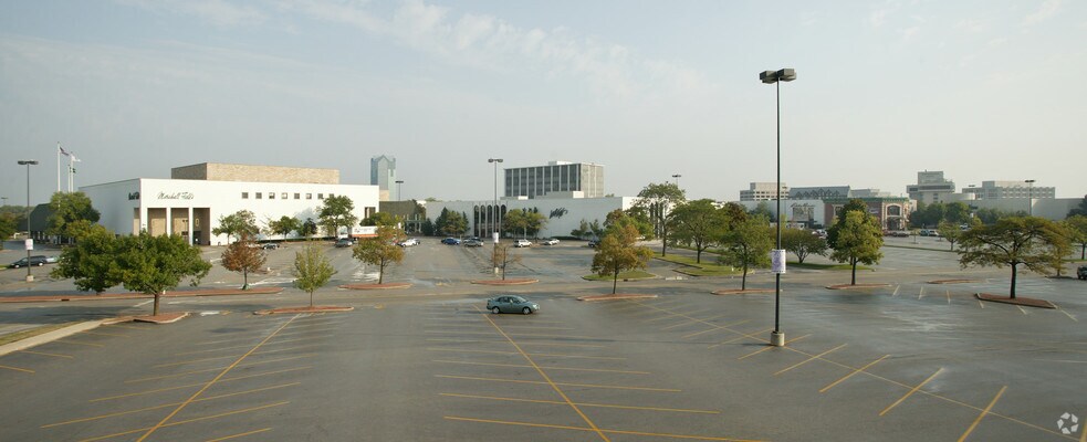 More Photos Of 100 Oakbrook Ct, Oak Brook Storefront For Lease