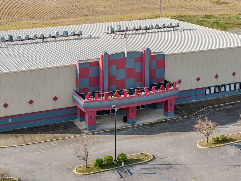 Primary Photo Of 250 Breighton Cir, Shelbyville Movie Theatre For Sale