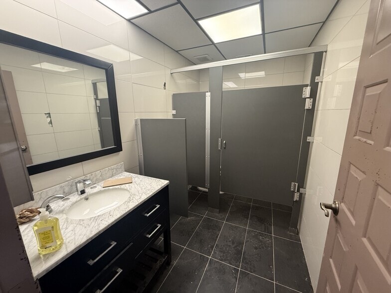 More Photos Of 7725 N Orange Blossom Trl, Orlando Warehouse For Sale