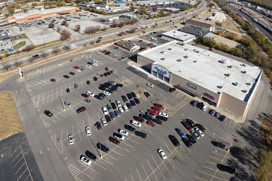 More Photos Of 1815 Lincoln Way, Clinton Freestanding For Lease